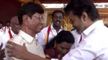 vijay-welcomes-parents-at